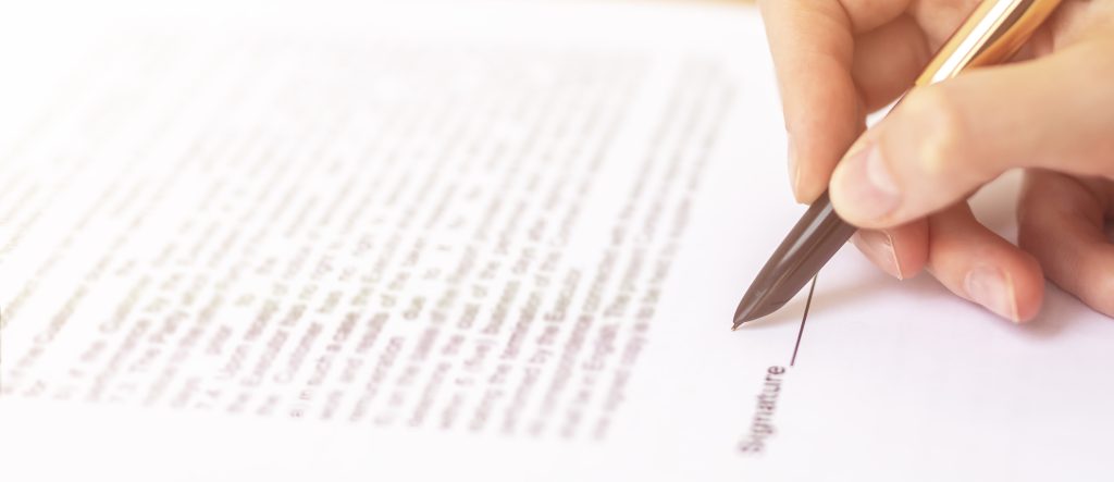 Une main qui écrit un testament