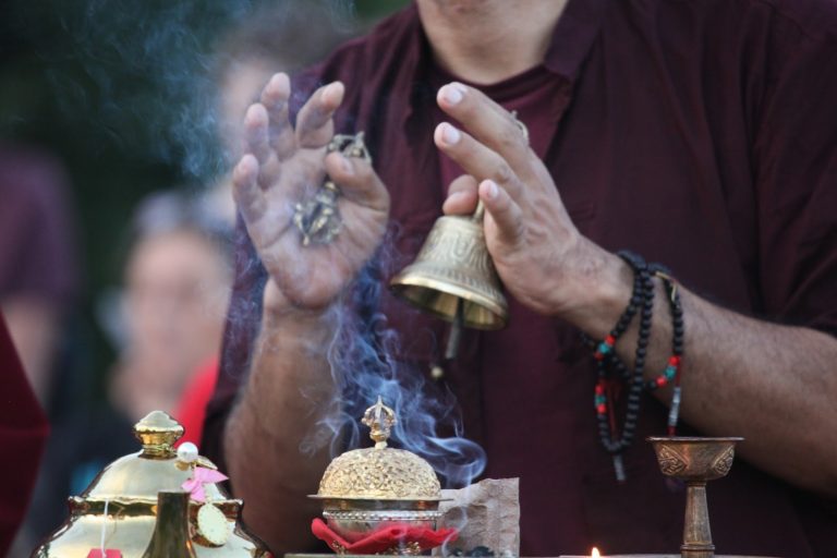 Un pratiquant du bouddhisme tibétain