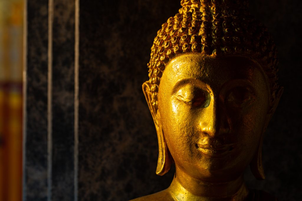 Une tête de Bouddha dorée