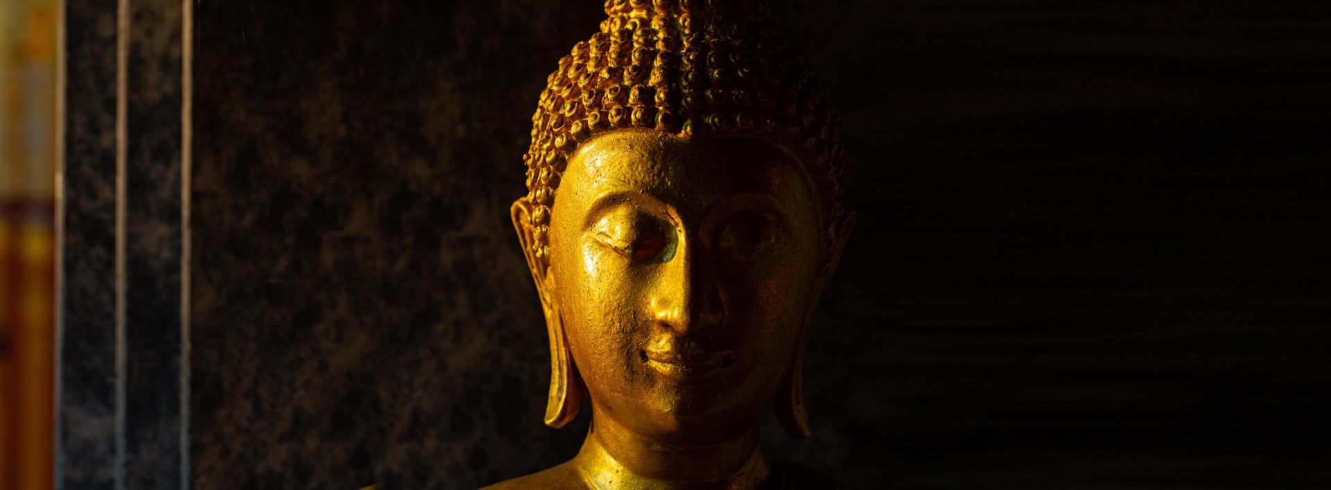 La tête d'une statue de Bouddha