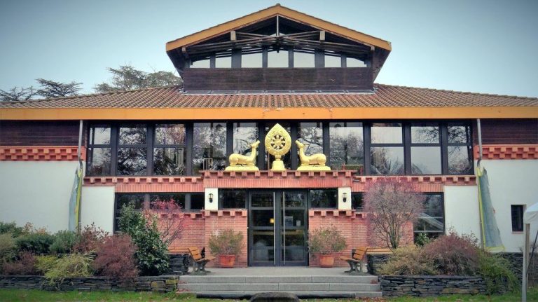Face avant du bâtiment de Nalanda en France
