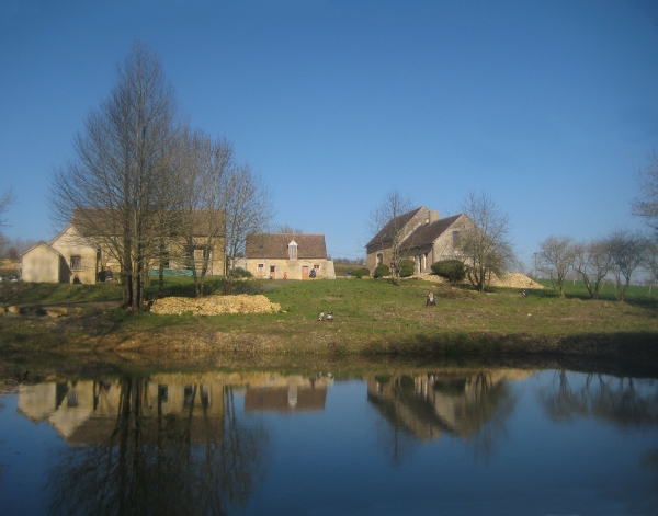 Le lac près du centre de retraite Kalachakra en Sarthe