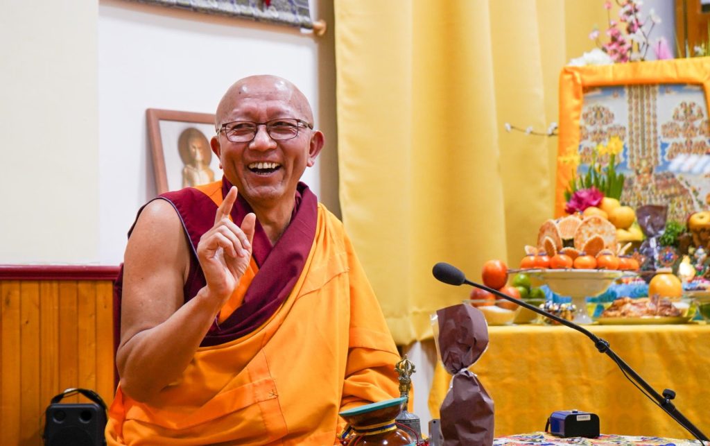 Guéshé Lodèn en train d'enseigner à l'Institut Vajra Yogini