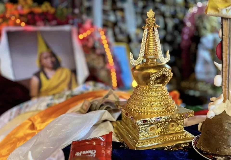 Stupa en or de 38 cm contenant la relique de la dent sacrée de Lama Zopa Rinpoché. Photo Vén.Tenzin Michael.