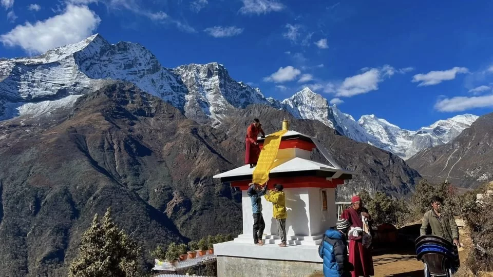 Le Stoupa de la Victoire de 4m de haut construit pour Lama Zopa Rinpoché à Lawudo. Photo Vén.Tènzin Michael.