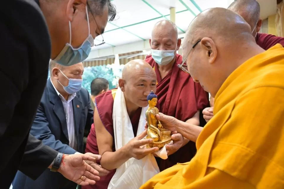 Offrande de mille statues de Bouddha directement à Sa Sainteté le Dalaï-Lama