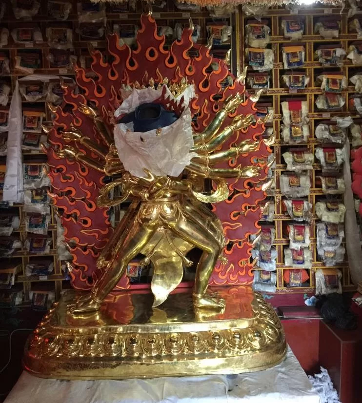 La statue de Kalachakra à Lawudo, pour créer la cause du futur Zangdog Palri.