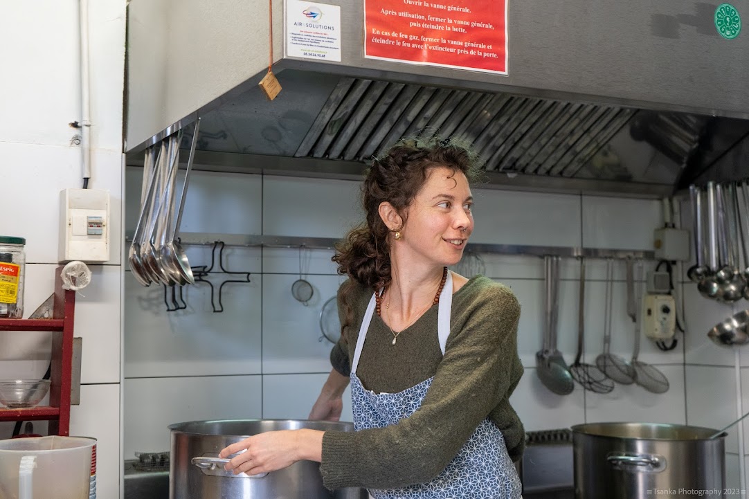 Une jeune femme à la cuisine de l'Institut Vajra Yogini