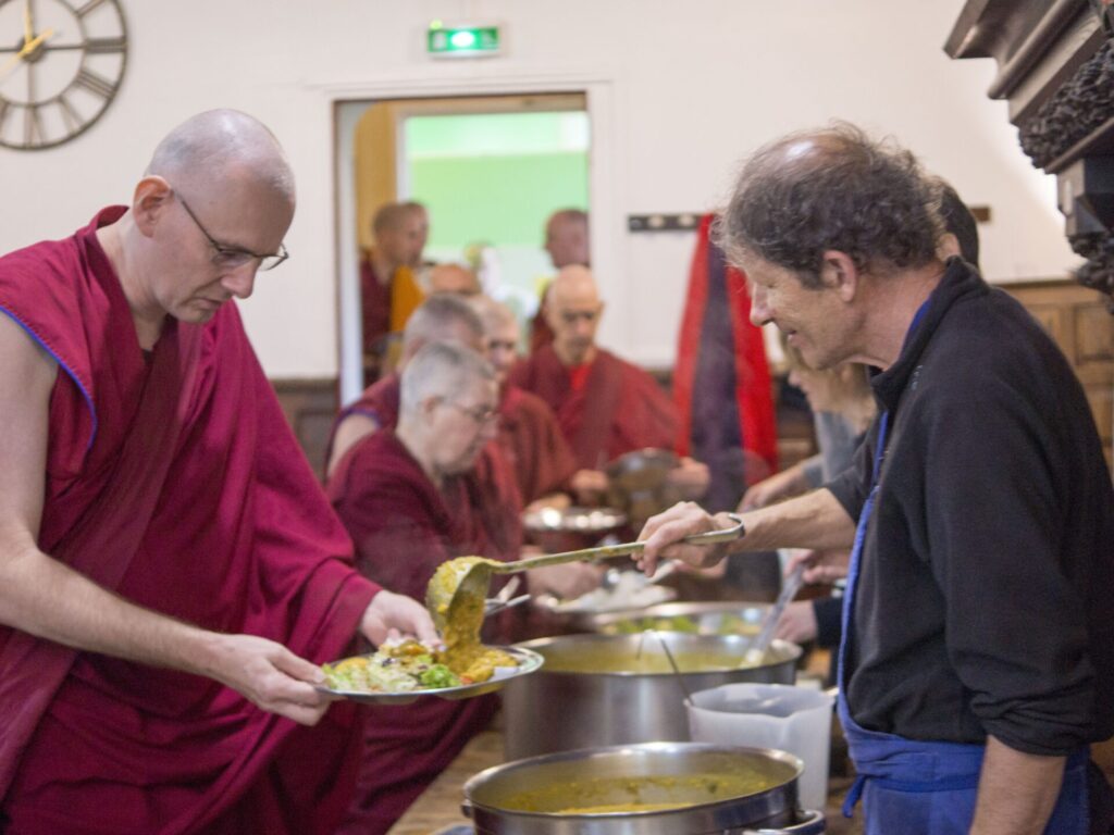 Un étudiant fait le service au buffet à l'Institut Vajra Yogini
