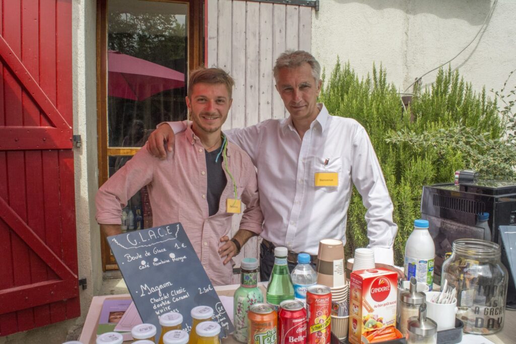 Deux étudiant font le service du café à l'Institut Vajra Yogini