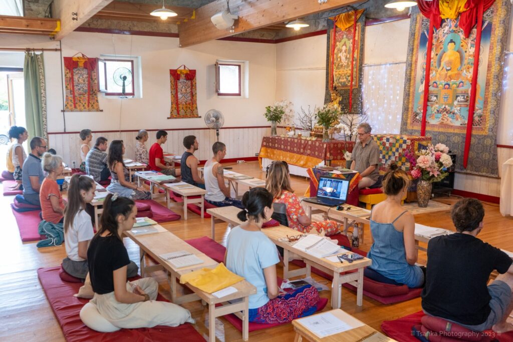 Un groupe d'étudiants qui pratiquent ensembles à l'Institut Vajra Yogini